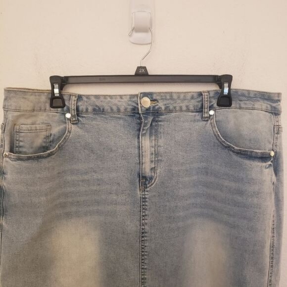 City Chic Denim Pencil Knee Length Skirt Light Wash Fading Pockets Size 22W NWT - Picture 4 of 10